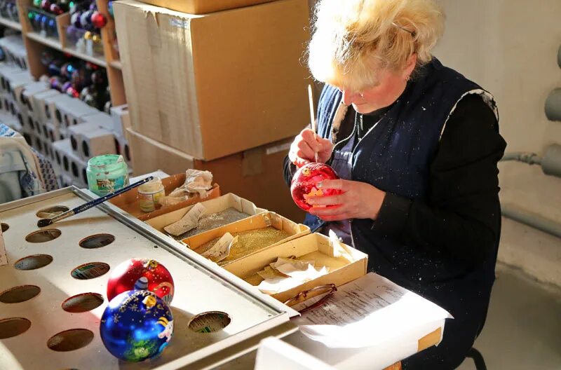 Победители конкурса елочных игрушек. Елочная фабрика карачев экскурсия. Карачевская фабрика ёлочных игрушек карачев. Интерактивная экскурсия на фабрику. Карачевская фабрика ёлочных игрушек карачев.