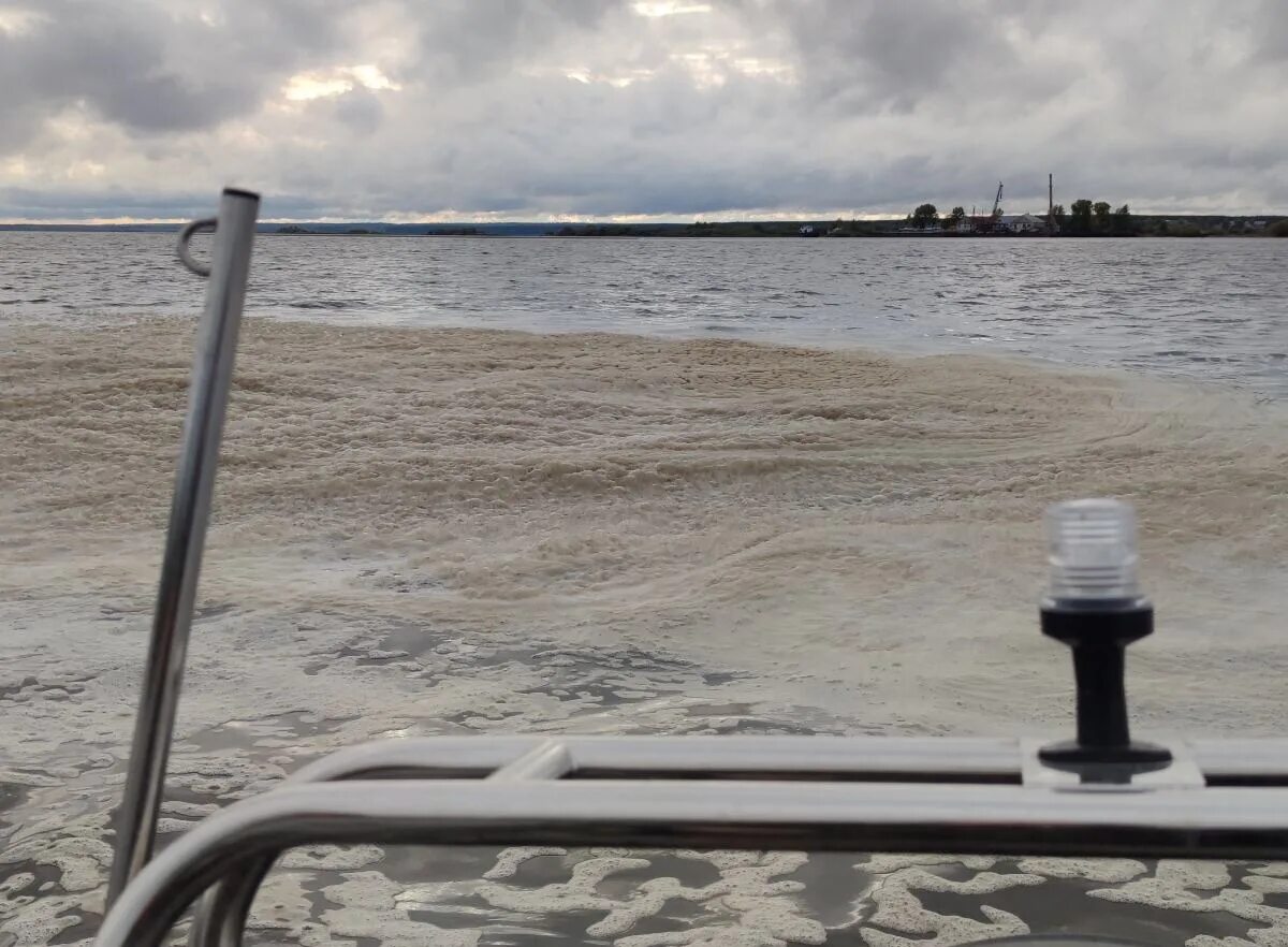 Загрязнение реки Камы. Загрязнение воды в Перми Кама. Сточные воды река Кама. Загрязнение рек в Пермском крае.