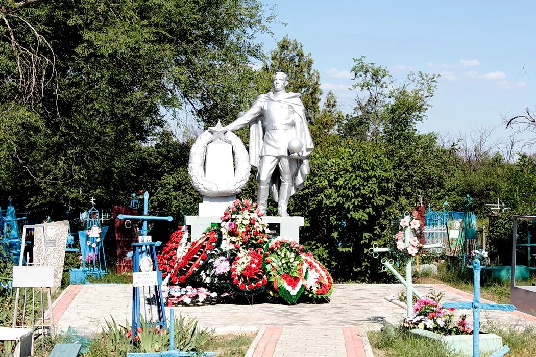 Сальск село. Сальск Братская могила. Памятники Великой Отечественной войны в Сальске. Сальск памятники и достопримечательности. Мемориал Сальск.