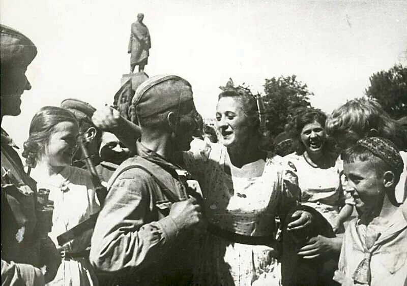 23 Августа 1943 года— город Харьков освобожден войсками красной армии. Освобождение Харькова август 1943. Встреча советских солдат освободителей 1943. 23.08.1943 Освобождение Харькова.. Освобождение украины от фашистских захватчиков