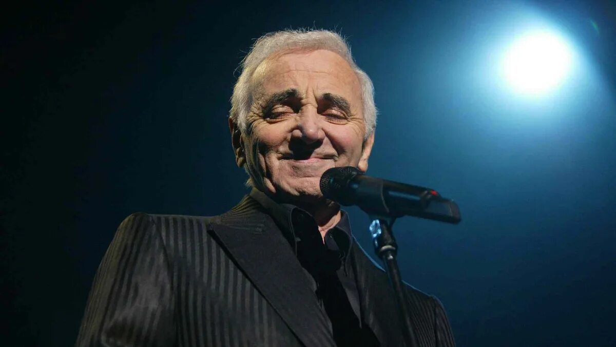 Патрик Азнавур. Charles Aznavour singing.