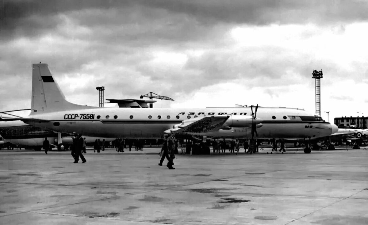Почему экипаж не смог остановить самолет и что стало причиной аварии Ил-18Д в Со