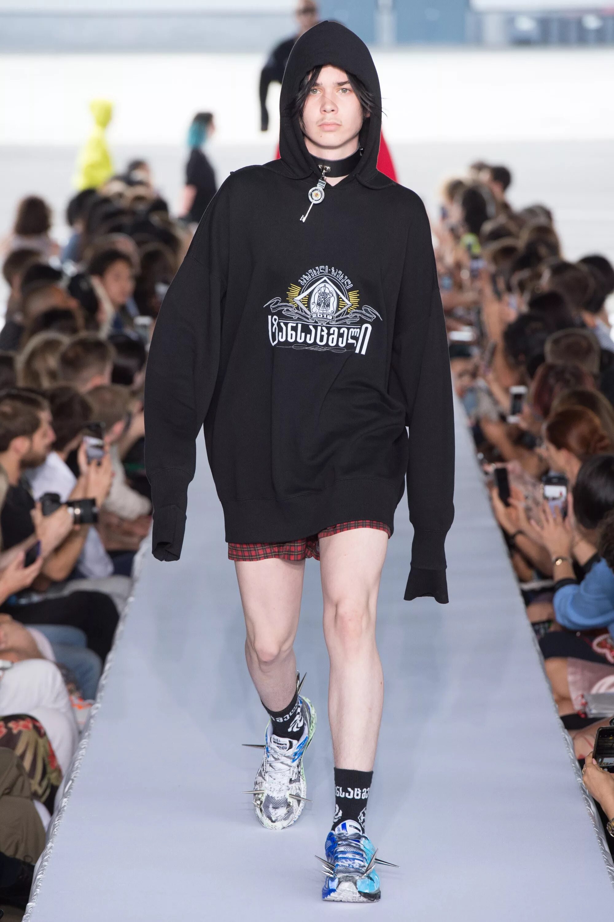 Демна гвасалия. Демна гвасалия баленсиага. Демна гвасалия. Vetements гоша рубчинский. Демна гвасалия.