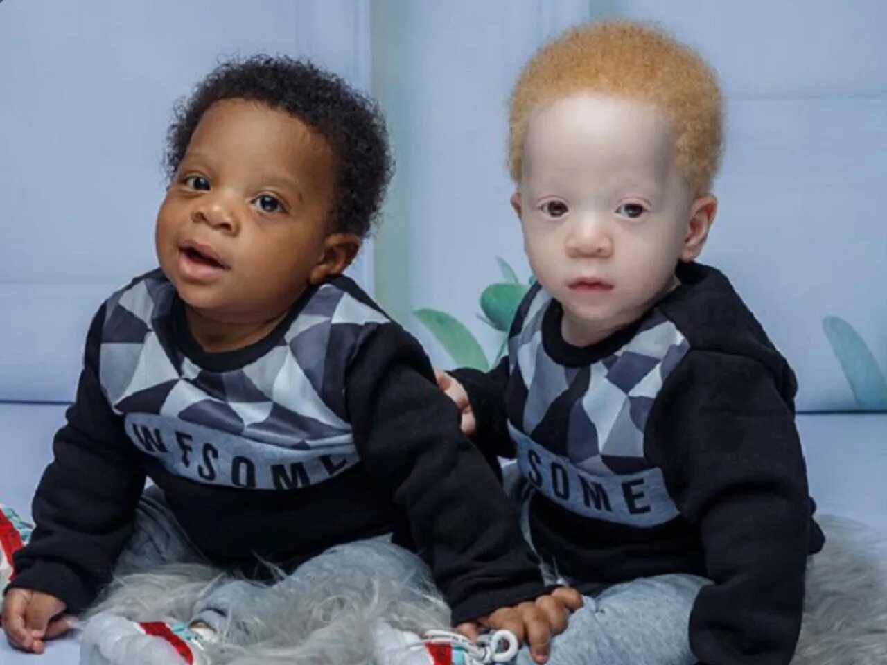 Две черные близняшки. Разные двойняшки. Близнецы с разным цветом кожи. Двойняшки с разным цветом кожи. Дети с разным цветом кожи.