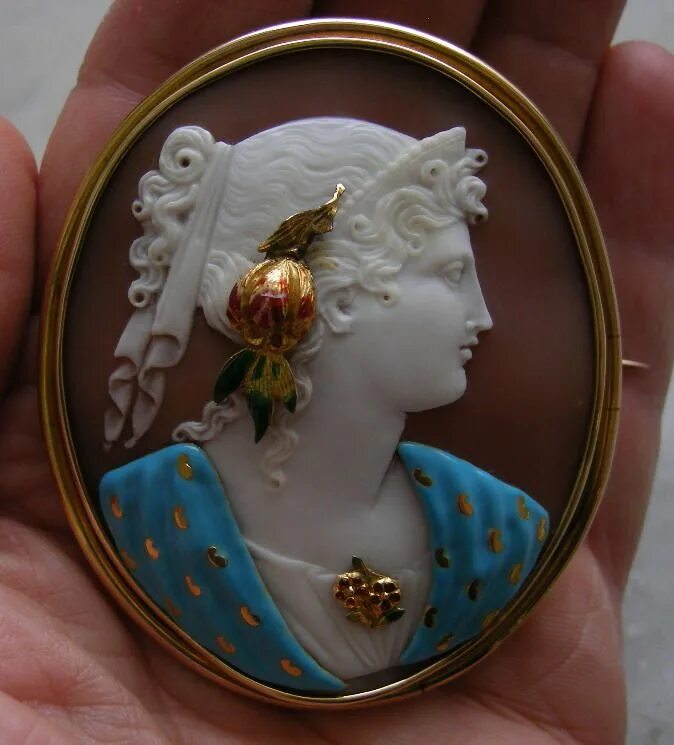 Камея ювелирное украшение. Камея 18 века. Медея камея. Lydia courteille кольца. Инталия ювелирные изделия.