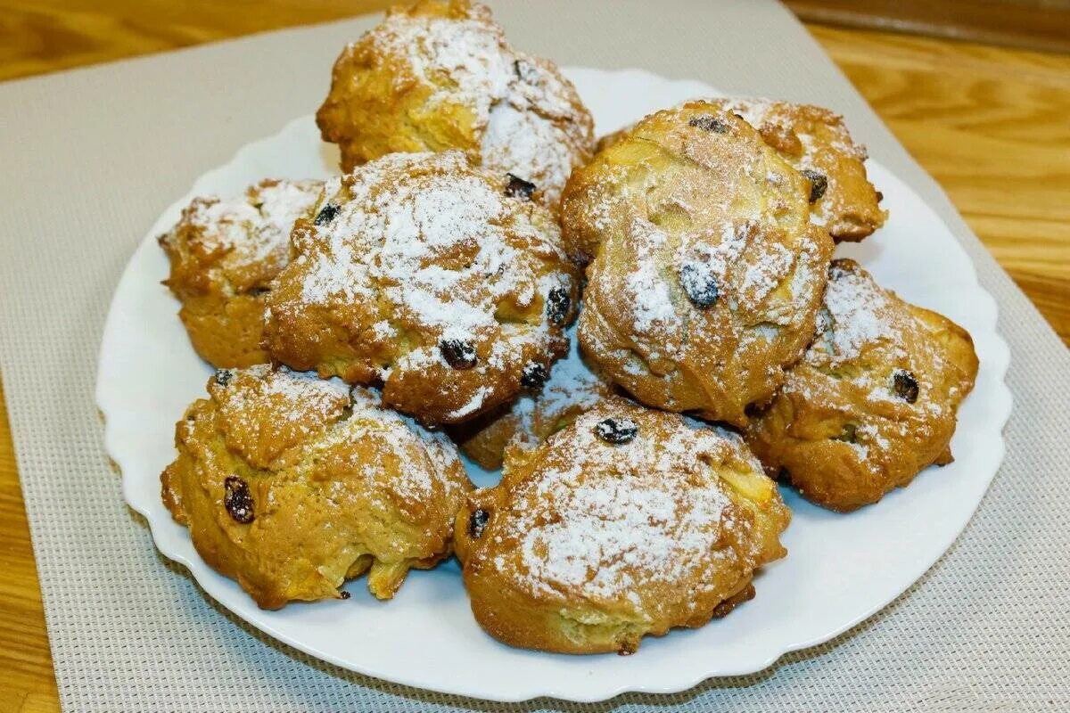 Рецепт печенья постного в духовке вкусного. Печенье с изюмом. Яблочное печенье. Яблочное печенье с изюмом. Быстрое яблочное печенье.