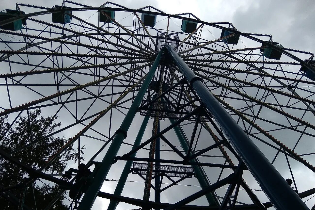 колесо обозрения в омске зеленый остров. зеленый остров колесо. зелёный остров омск парк колесо обозрения. зелёный остров омск парк колесо обозрения. колесо обозрения вокруг света омск.