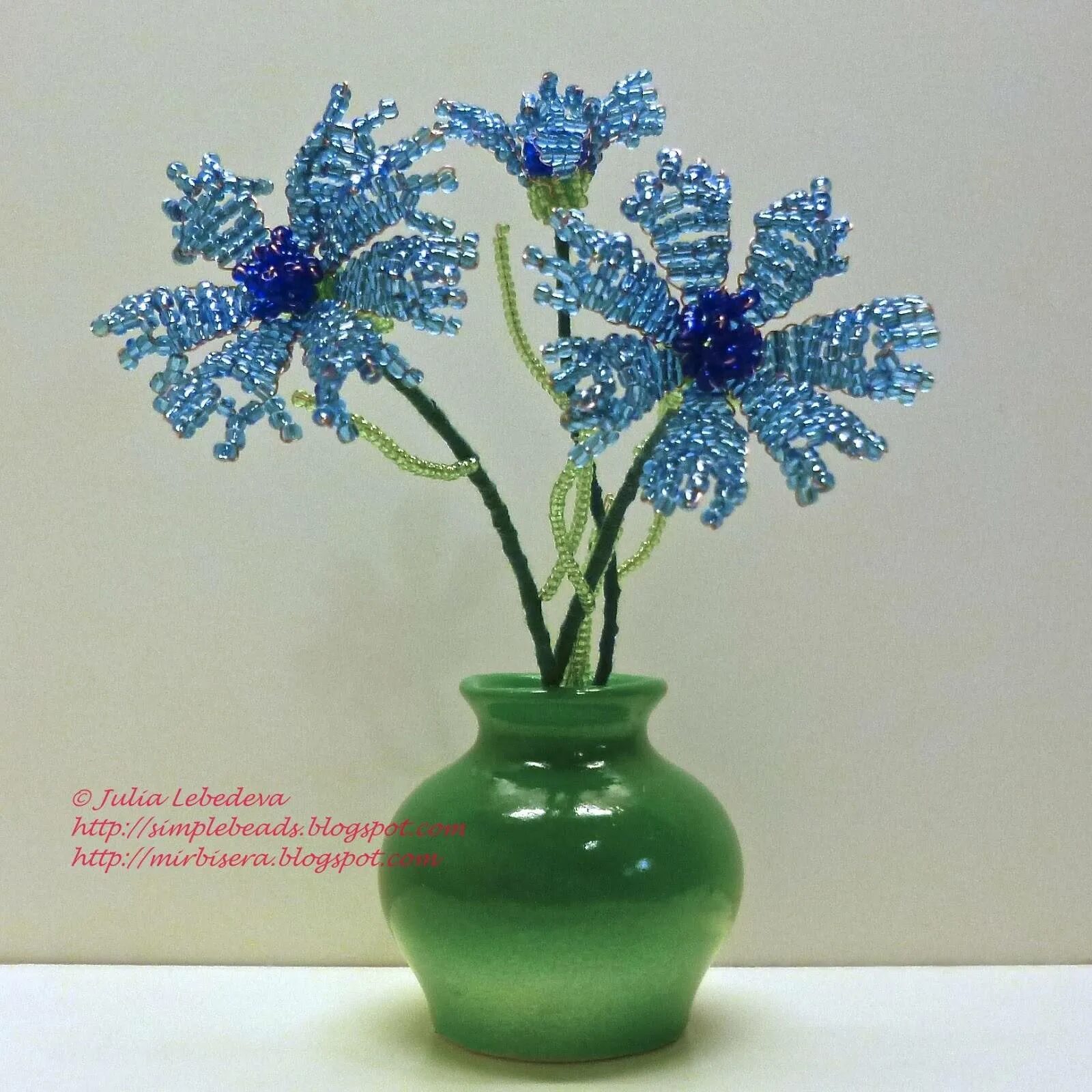 Бисерные украшения. Цветы бисером для начинающих. Цветы из бисера незабудки. Кхелька бисера. Божья коровка из бисера.