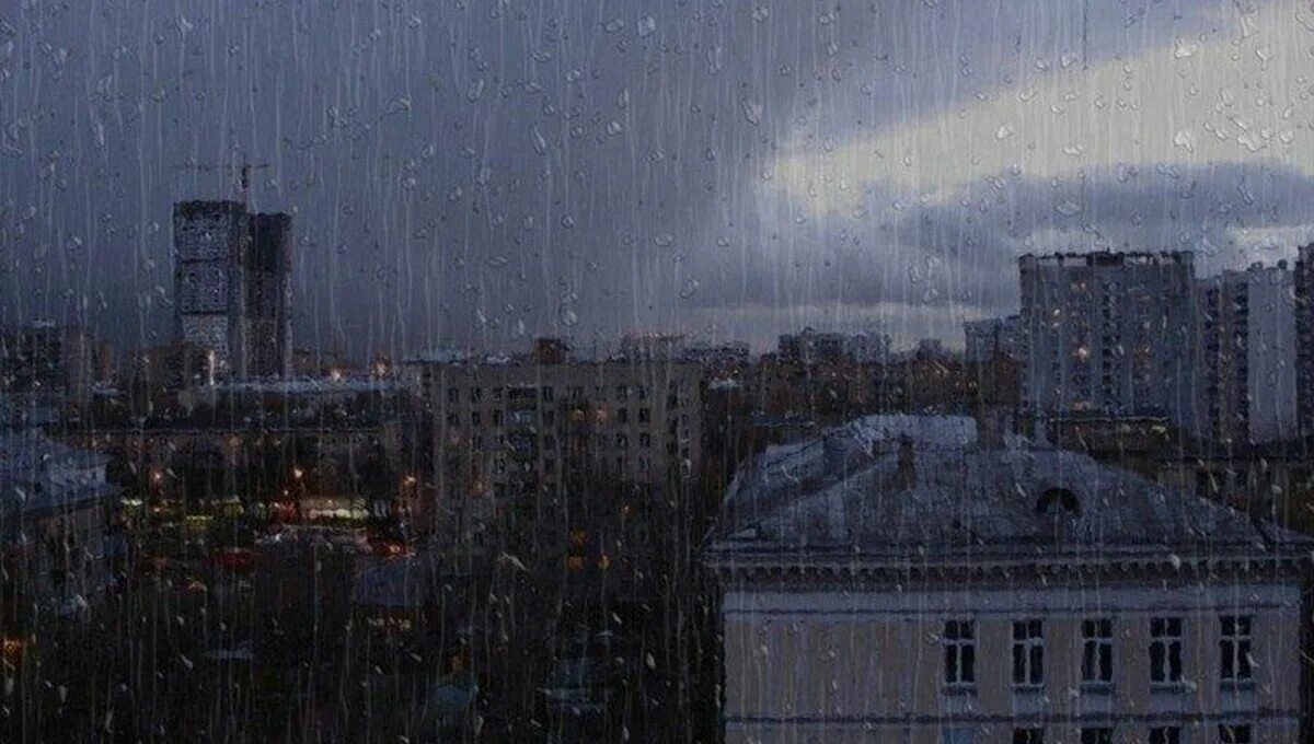 Среди серых облаков и многоэтажек. Дождь в городе. Пасмурный город. Вид из окна пасмурно. Вид из окна дождь.