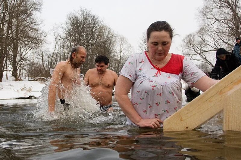 Пожилые купаются. Бабушки на крещении в проруби. Пожилые женщины в проруби. Купания пожилых. Купание в проруби в сорочке.