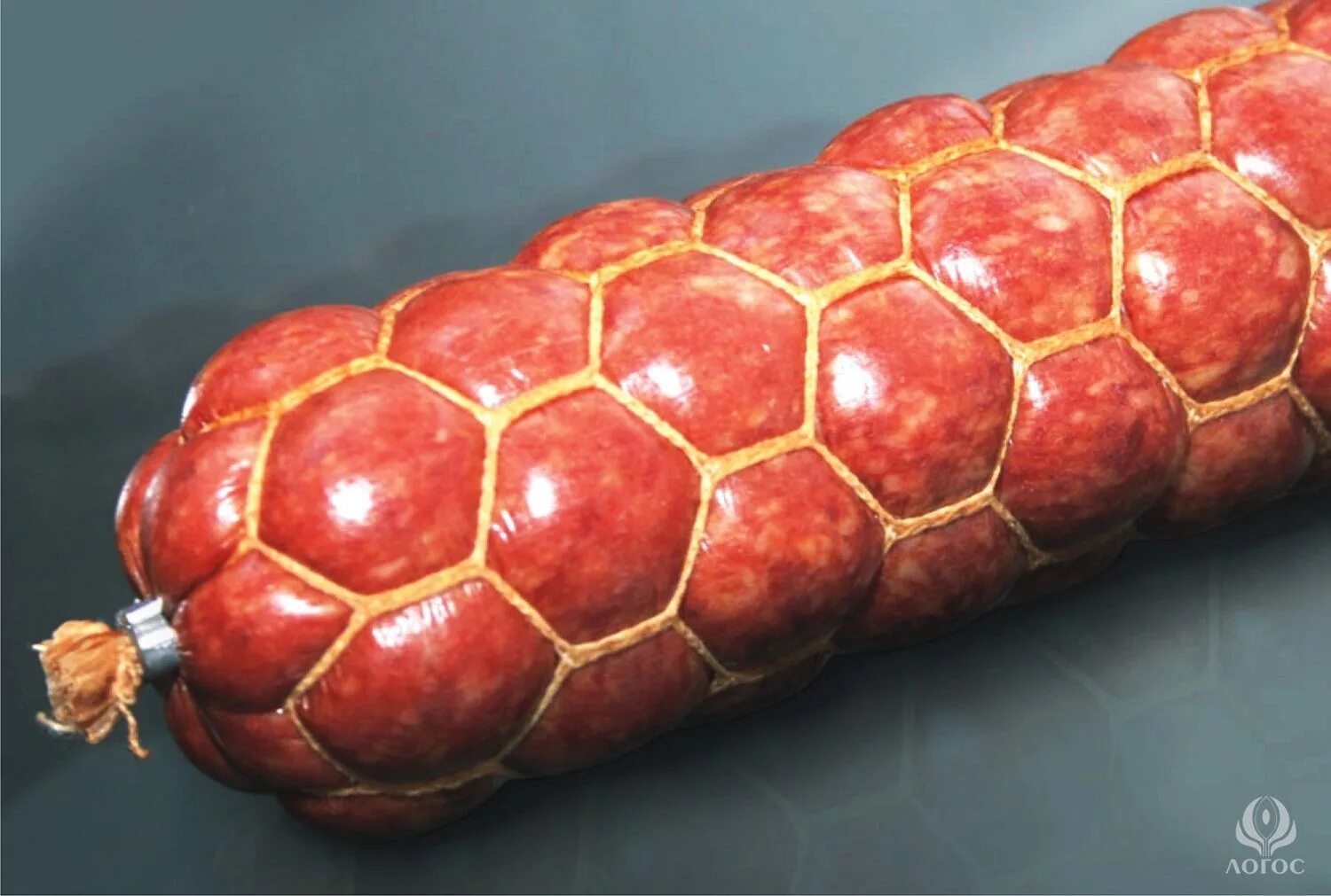 Колбаса в сетке. Колбаса в оплетке. Коллагеновая сосисочная оболочка. Колбаса молочная вязанка 500 гр. Колбаса в сеточке.