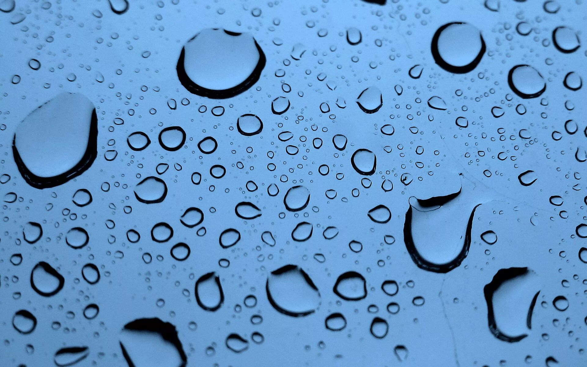 Стекает ли. Струйки воды на стекле. Стекает ли. Капли стекают по стеклу. Стекает ли.