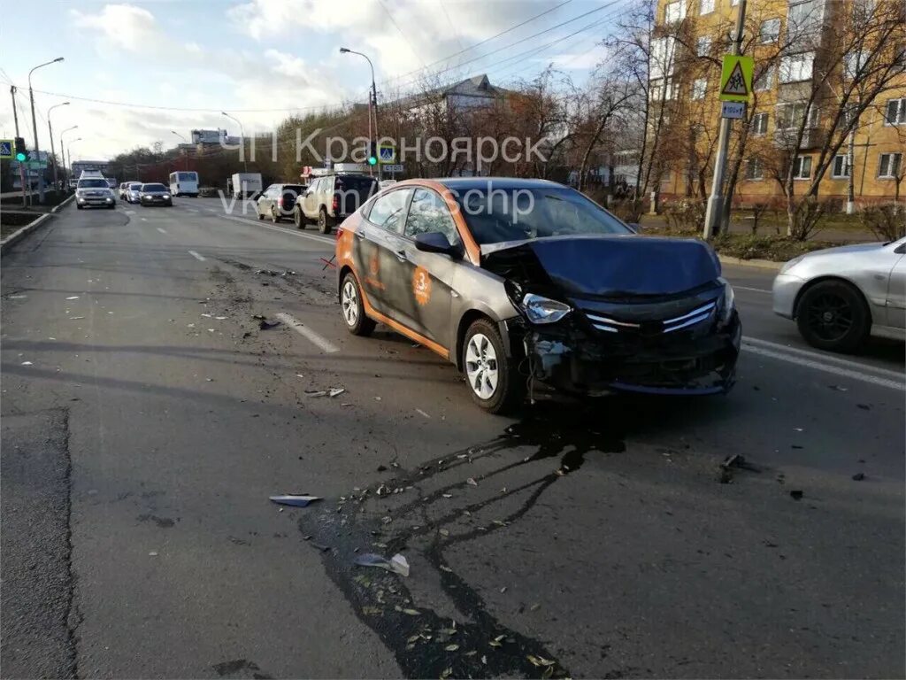 Разбитый бампер Делимобиль. Разбитый каршеринг Делимобиль.