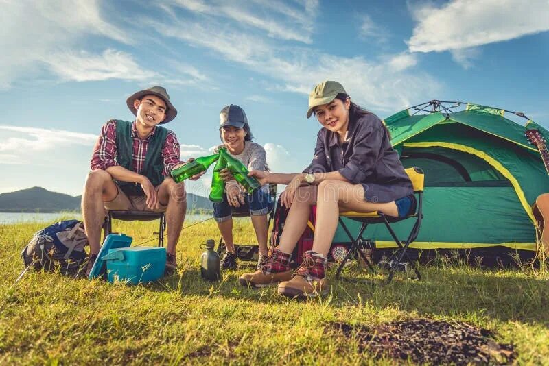 Camp group. Группа путешественников. палатки на фестивале. camping picnic. tent группа.