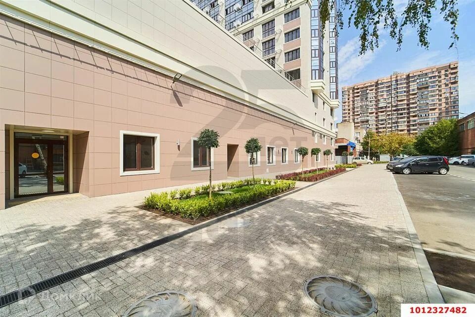 Продам трехкомнатную квартиру на улице Строителее 21 в городе Краснодаре муницип