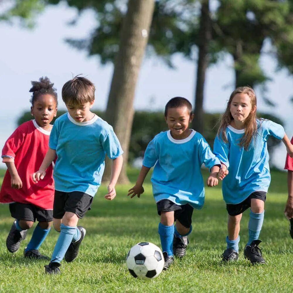 I can playing football. Спорт дети. Дети в спортивной форме. Ребенок футбол супер. Футбол картинки для детей.