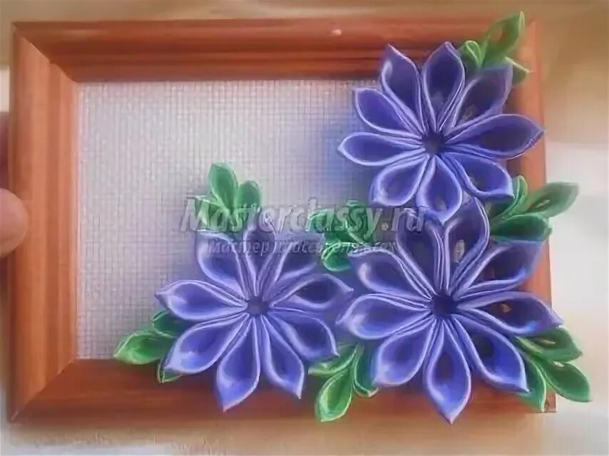 Цветок в технике канзаши. Канзаши картины. Картины в технике канзаши. Панно из атласных лент. Панно из лент канзаши.