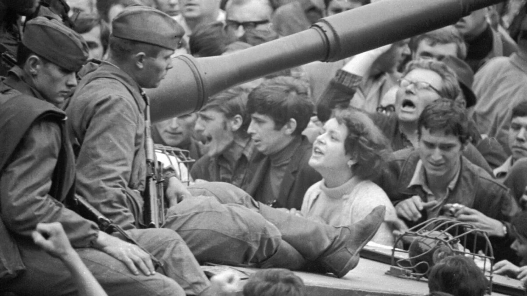 Лета 1968. Прага август 1968. советские солдаты в праге 1968. пражская весна 1968. чехословакия 1968 год.