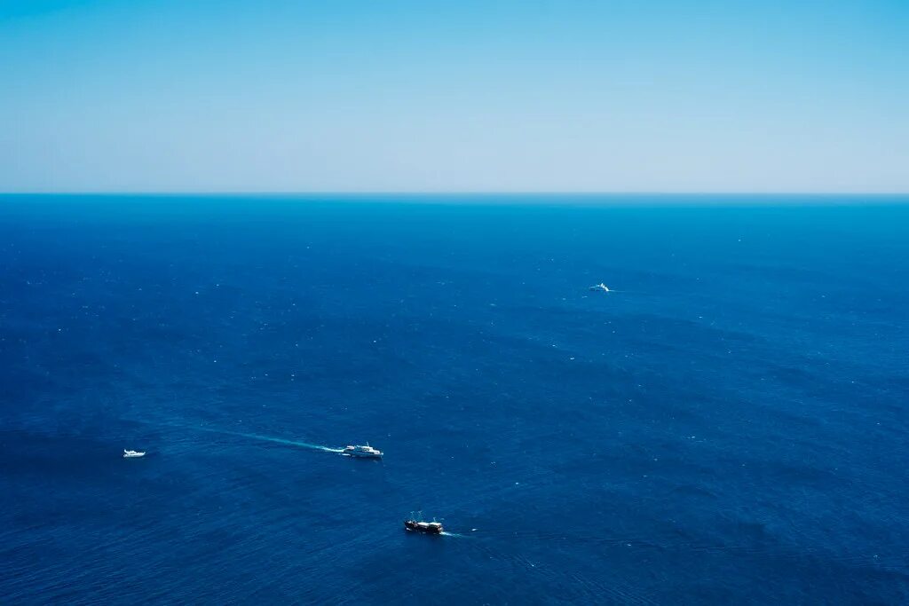 Море наша сила. Море наша сила. Высокие волны. Фон море волны. Сильный ветер на море.