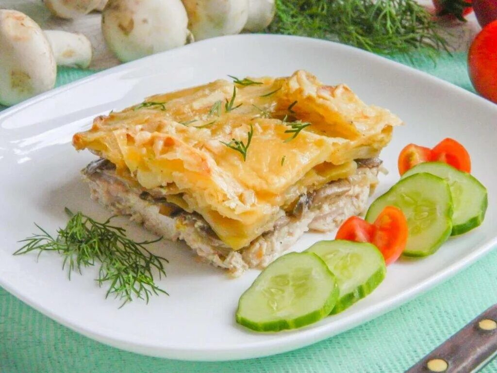 Запеканка с картофелем и филе. Картофельная запеканка гратен. картофельный гратен с грибами. гратен из картофеля с курицей и грибами в духовке. картофельный гратен с курицей.