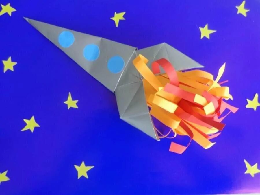 Конструирование из бумаги ко Дню космонавтики. Поделка ко Дню космонавтики из бумаги. Оригами на тему космос в старшей группе. Аппликация. Ракета.