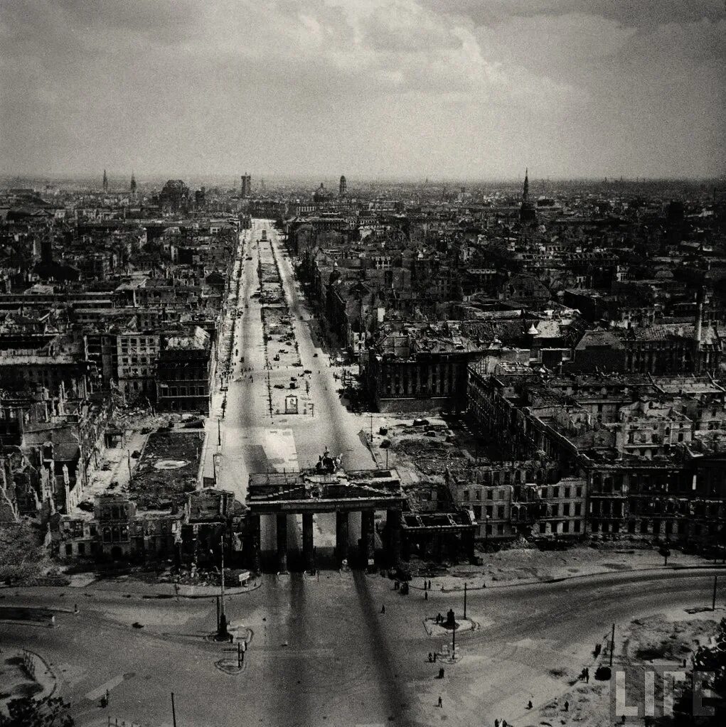 Бранденбургские ворота Берлин 1945. Унтер ден Линден Берлин 1945. Разрушенный Берлин 1945. Май 1945 года Берлин.