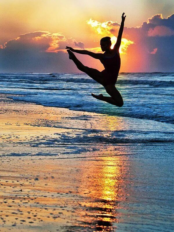 Красивый прыжок. Dancing sea. Dancing sea. Гимнастика на море. Картинки для карты желаний танцы.