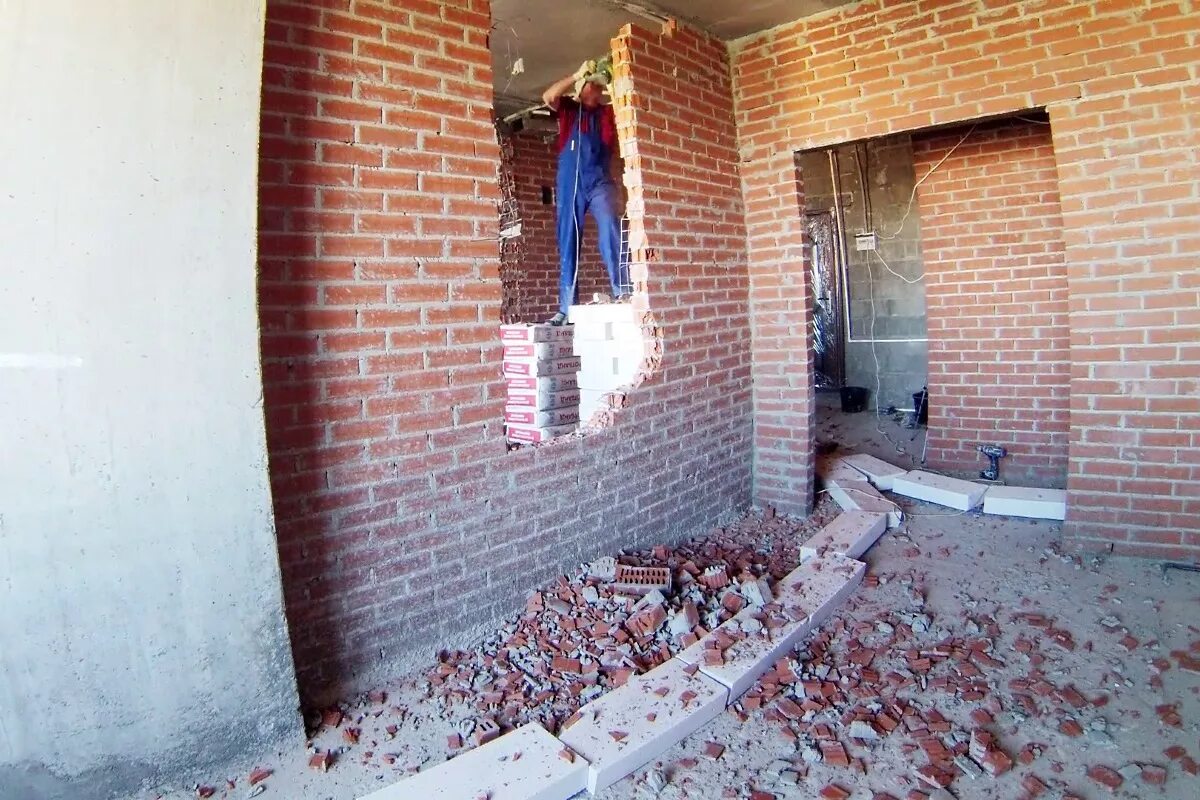 Демонтаж перегородки из кирпича. Демонтаж стен из кирпича. Демонтаж перегородки из кирпича. Демонтаж стен из кирпича. Демонтаж стен и перегородок.