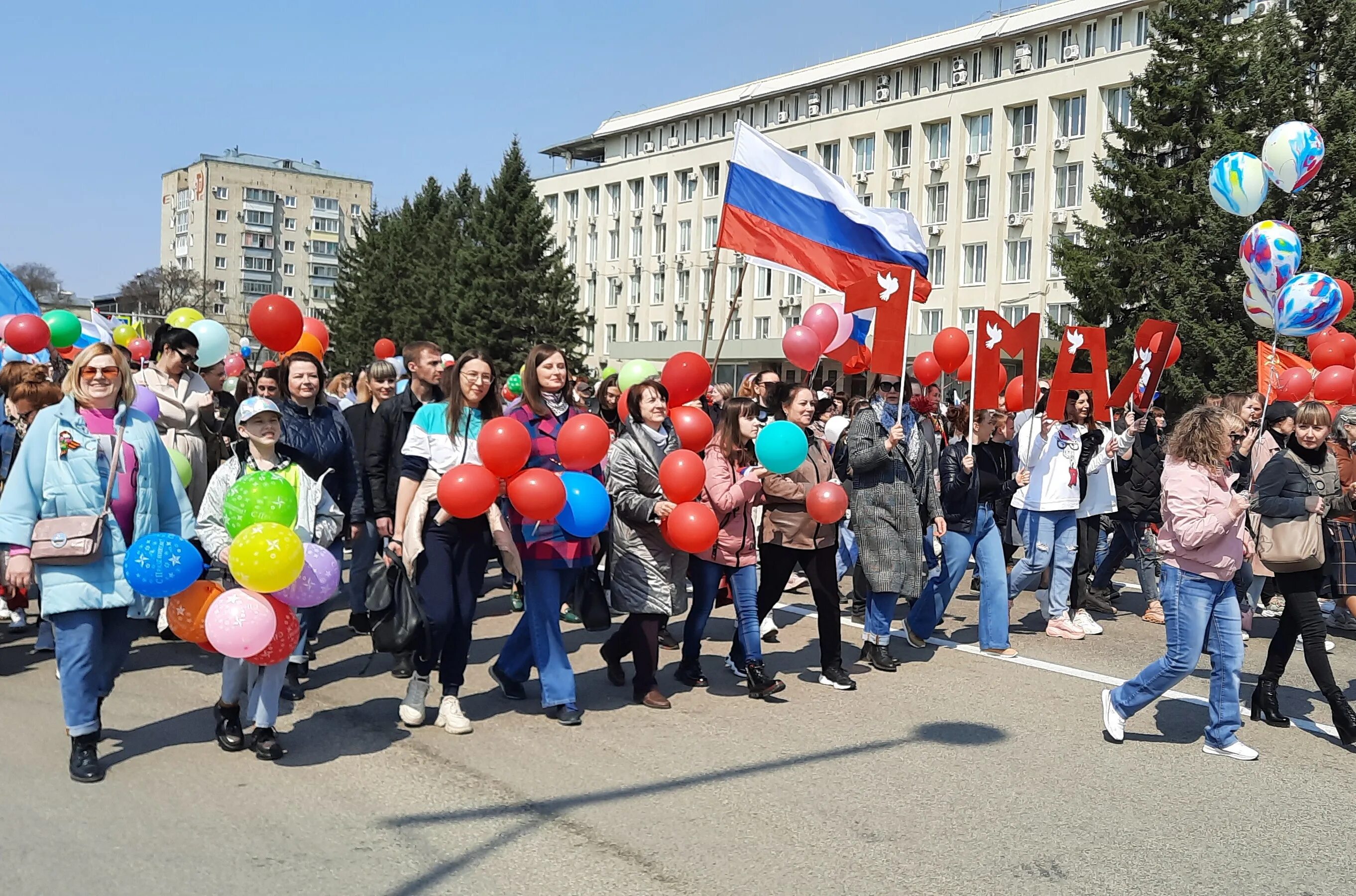 1 мая праздник сейчас. Международный праздник трудящихся. Демонстрация 1 мая 2022. Праздник труда Люберцы. Шествие в праздник весны и труда в Омске.