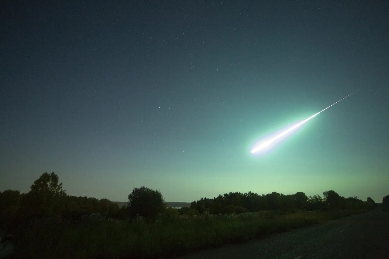 болид бенешов. болид (метеор). метеорный поток геминиды. яркие полосы на небе. яркие полосы на небе.