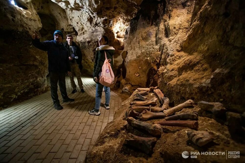 Таврида экскурсия. Таврида пещера экскурсовод. Пещера Таврида в Крыму экскурсии. Пещера Таврида фото. Сюжет Крым 24 квест пещера Таврида.