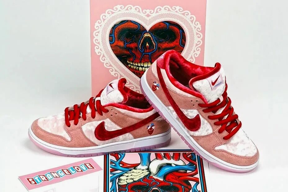 Love s strange. Nike SB Dunk 2020. Nike SB Dunk Low 2020. Nike SB Dunk Low Strangelove. Nike SB Dunk Low Love.