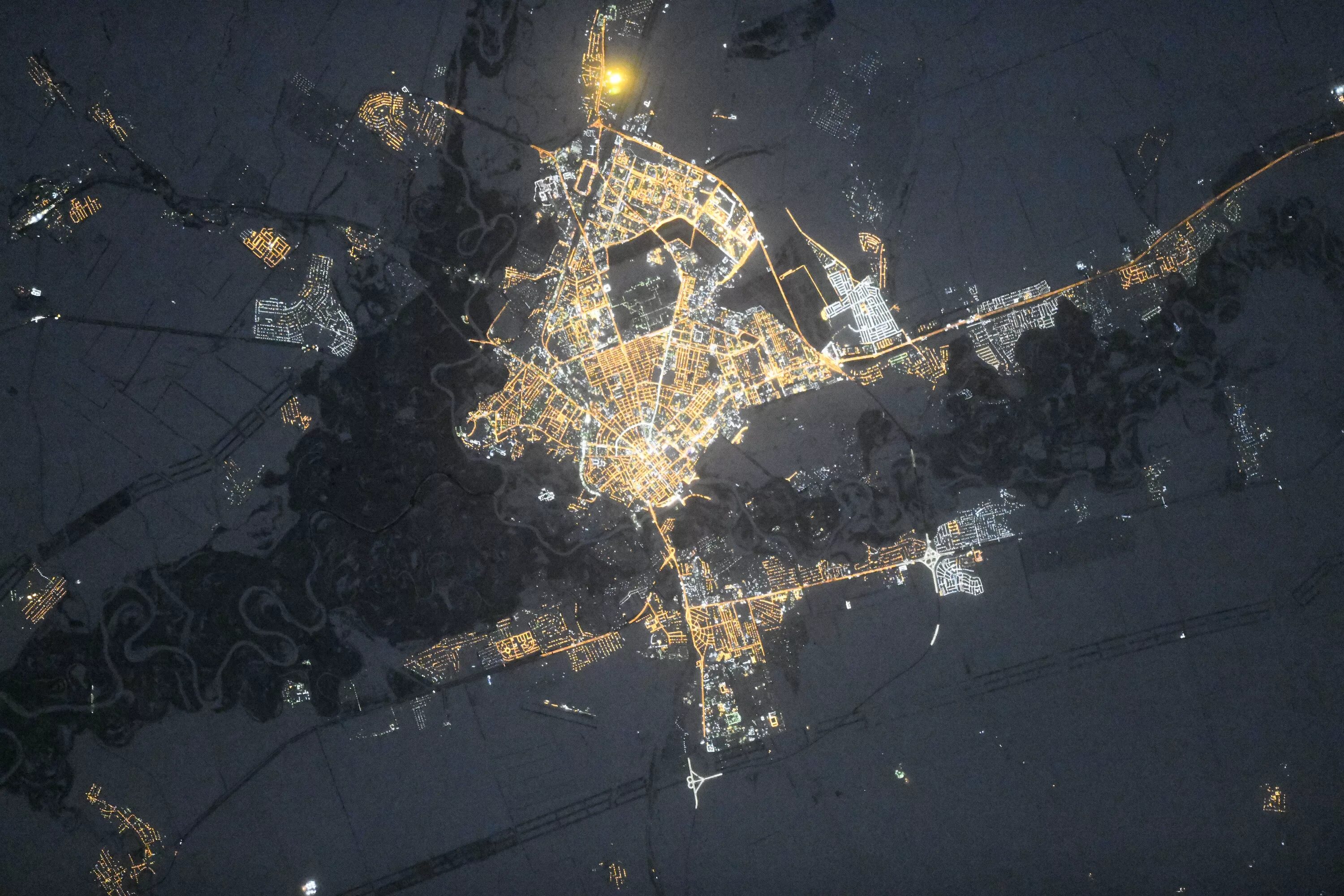 Обои реальном времени. Оренбург вид из космоса. Ночной Оренбург вид из космоса. Уфа снимок из космоса. Фото Олега Кононенко городов из космоса.