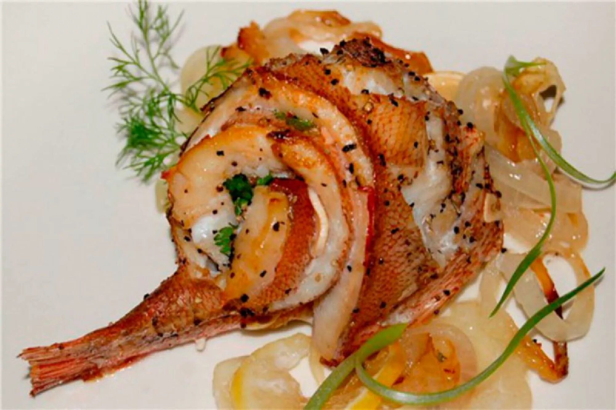 окунь морской джуренко. полосатый окунь в духовке. окунь в сметане в духовке. морской окунь на праздничный стол. окунь запеченный в духовке.