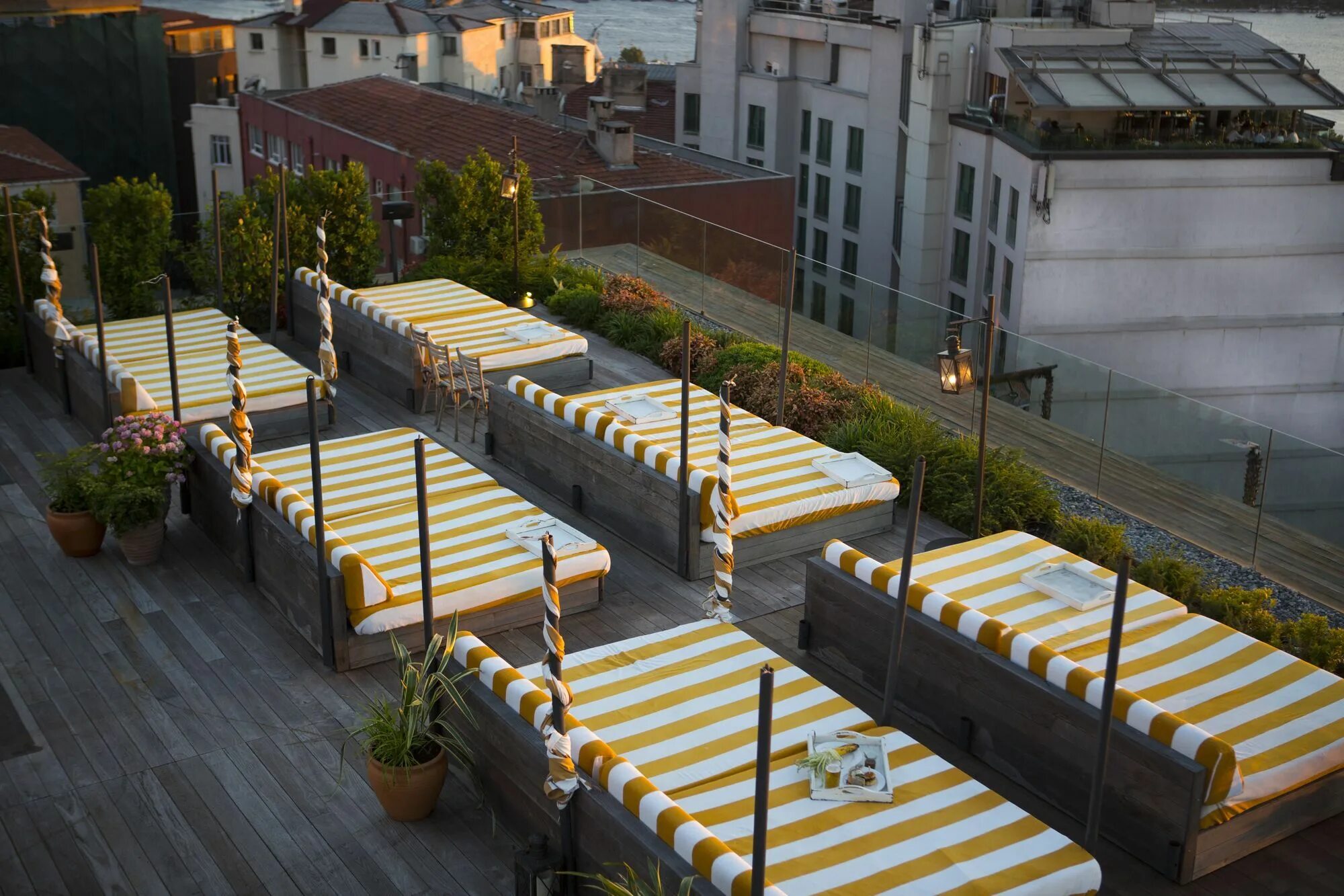 House istanbul. Сохо хаус стамбул. сохо стамбул ресторан. mandolin terrace в soho house, стамбул. soho house istanbul бассейн.