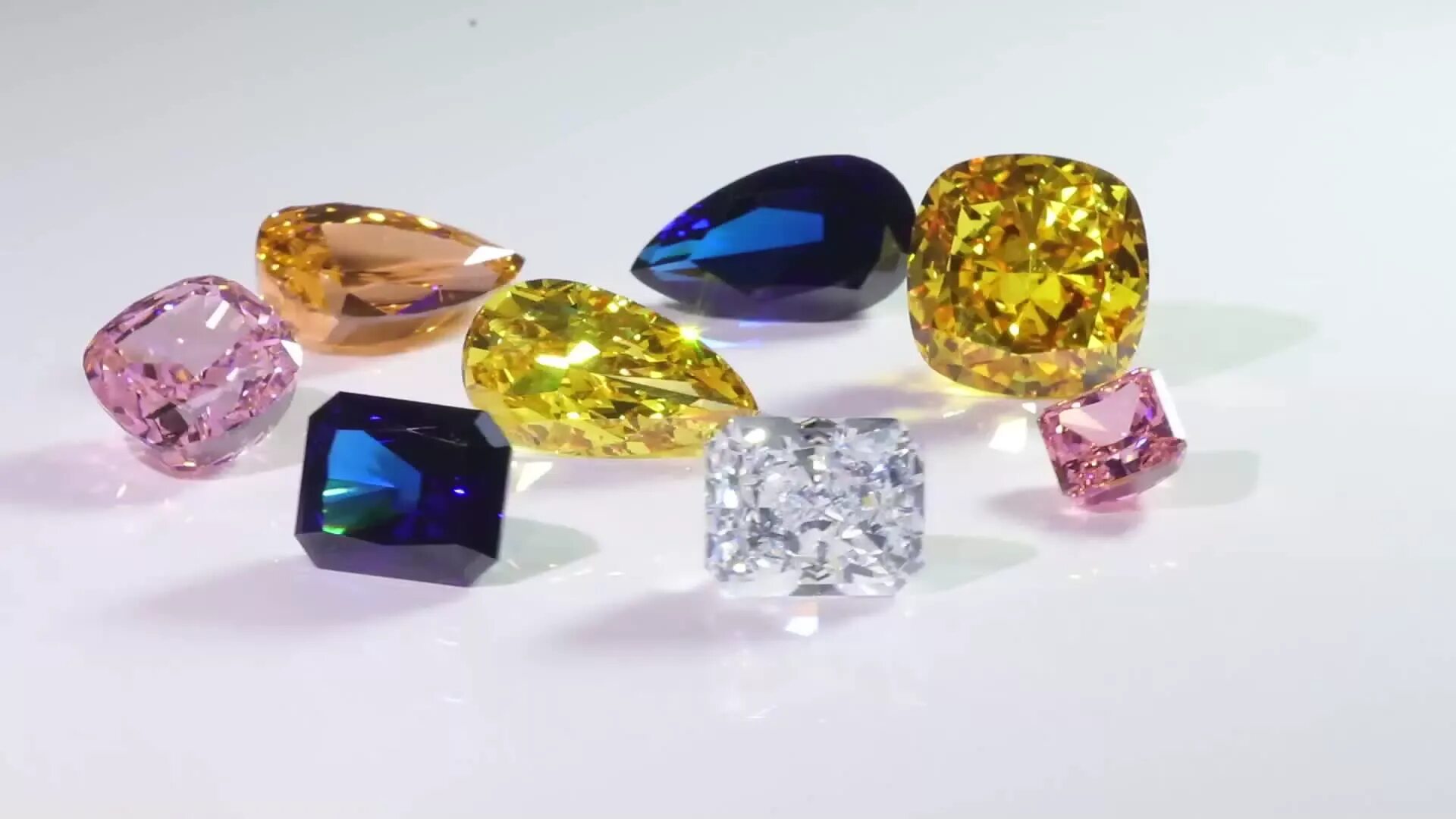 Циркон (Zircon) натуральный коричневато-оранжевого цвета в овальной коммерческой