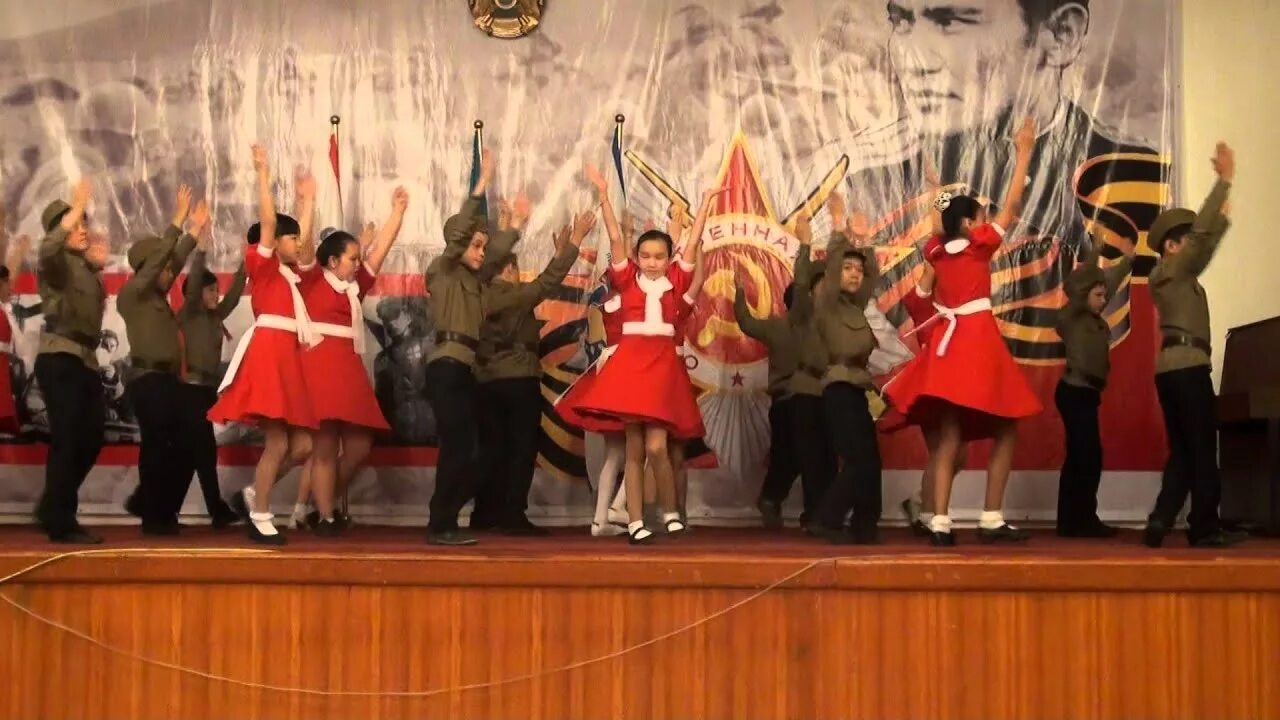 Патриотический танец видео. Детский танец смуглянка. патриотический танец для детей. танец смуглянка дети. патриотический танец дети танец.