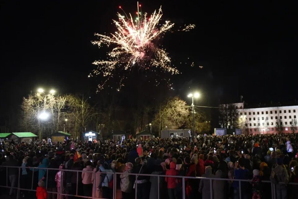 1 июня 2019 г. Театральная площадь Киров 2022. Киров Театральная площадь декабрь 2022 года. Театральная площадь Киров 2023. Киров фотографии города 2022 Театральная площадь.