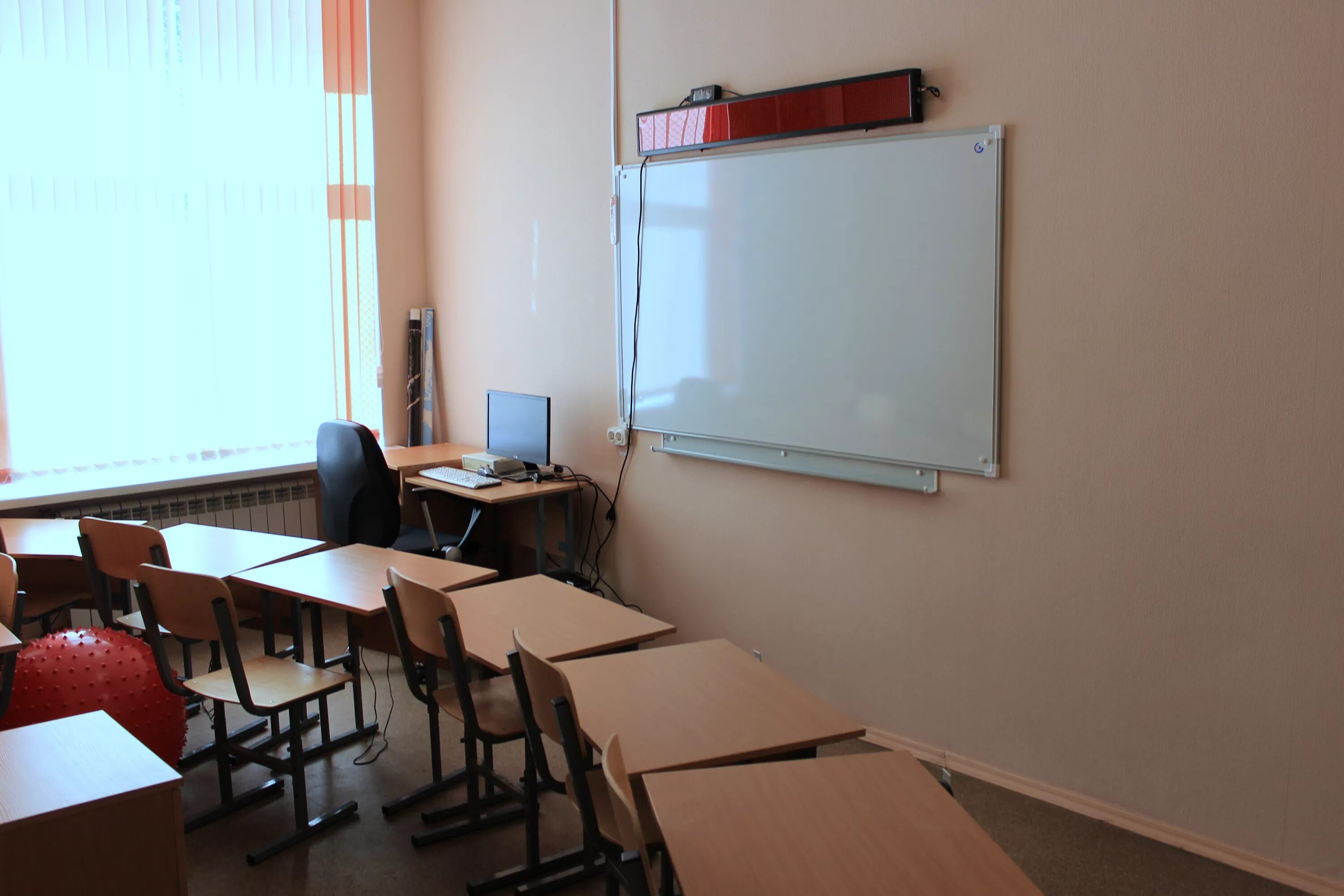 дети с овз в школе. школы с овз москва. компьютерный класс. дети с синдромом дауна в школе. класс для детей с нода.