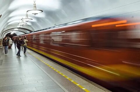 С какой скоростью ездят поезда в метро