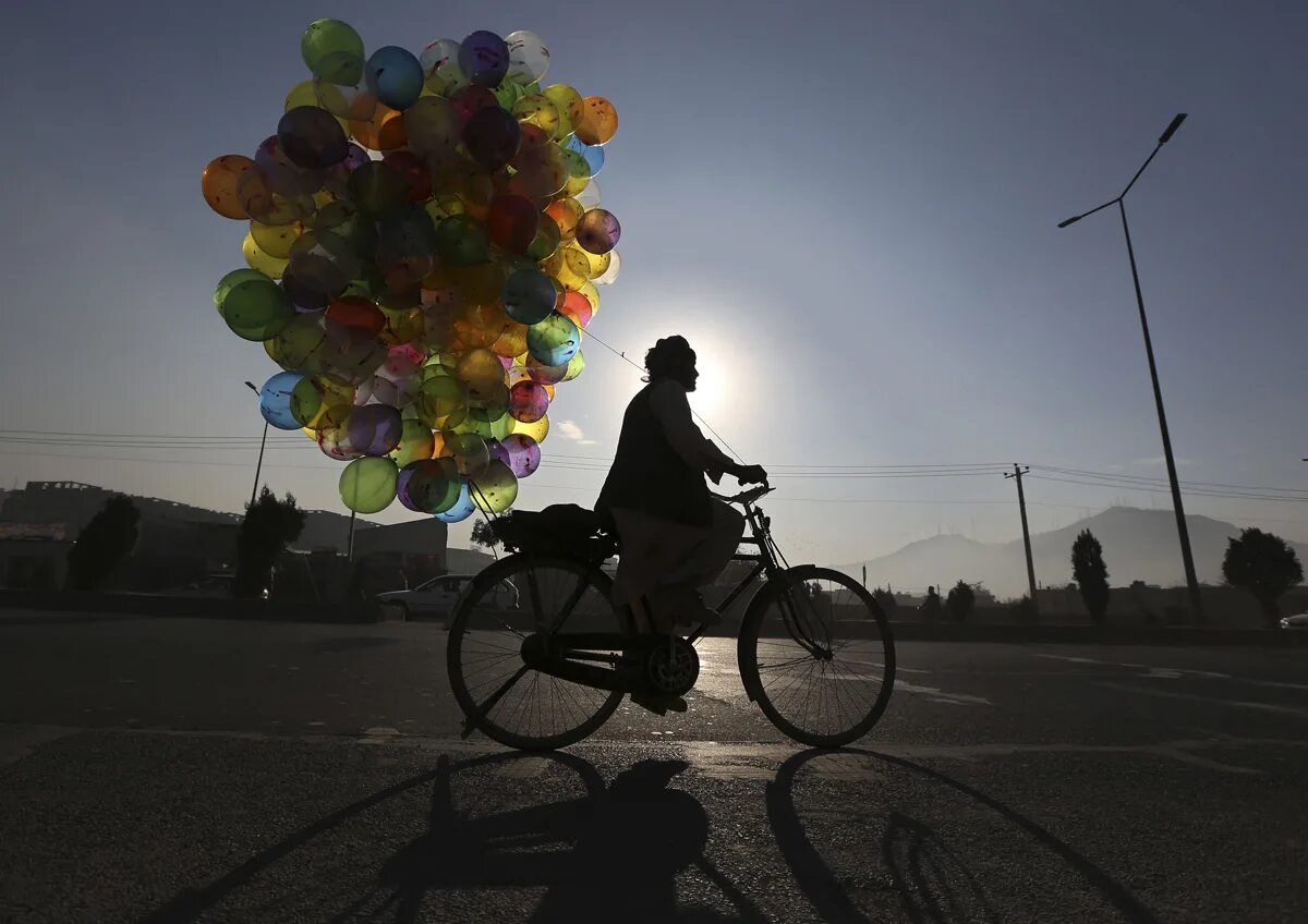 Продавец воздушные шары. Воздушные шары на велосипеде. Велосипед с воздушными шарами. Велосипедист с воздушным шаром. Шарик велосипед воздушный.