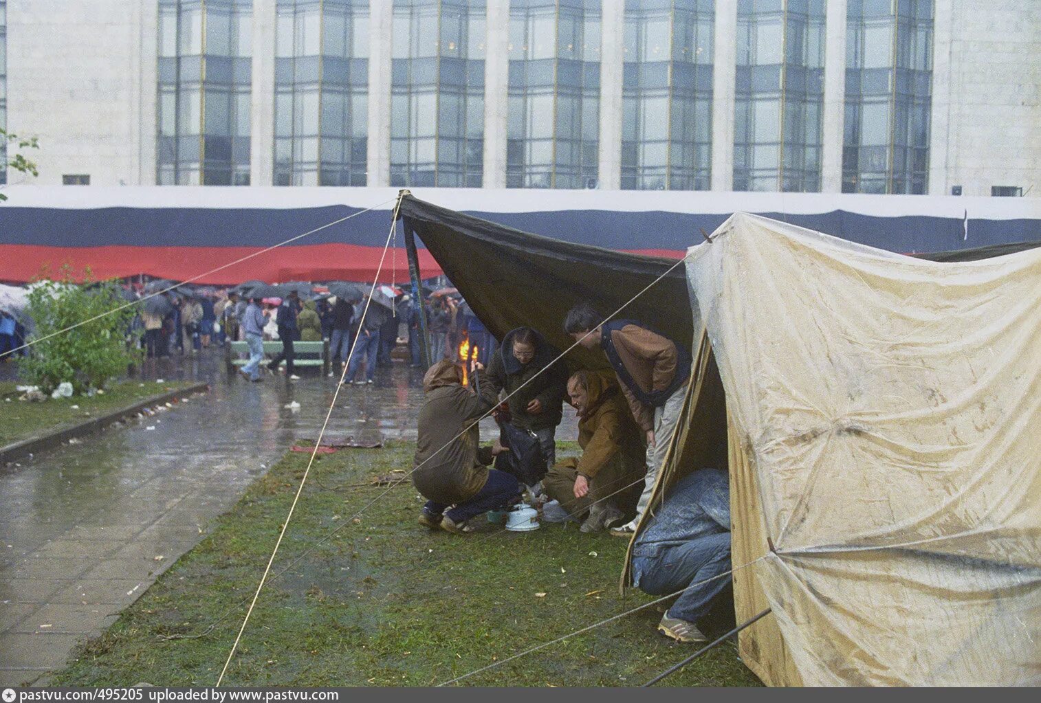 Белый дом Москва 1991 обстрел. Белый дом баррикады 1993. Баррикады в Москве 1993. Расстрел белого дома. Событие 20 августа