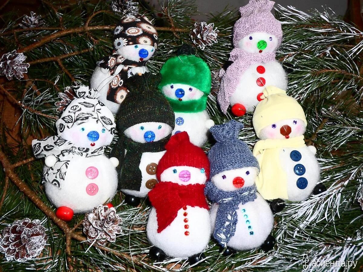 снеговик из носка своими руками. елочные игрушки из бумаги. как сделать снеговика и елочку. поделка снеговик. поделка новогодняя игрушка.