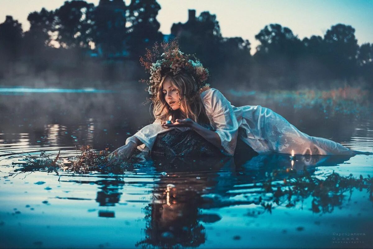 Ивана Купала русалки. Девушка в воде. Фотосессия в воде. Фотосессия на пруду. Девушка русская вода