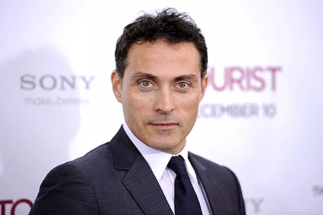 Руфус сьюэлл с женой. Руфус сьюэлл rufus sewell. Руфус сьюэлл. Руфус сьюэлл 2022. Руфус сьюэлл rufus sewell.