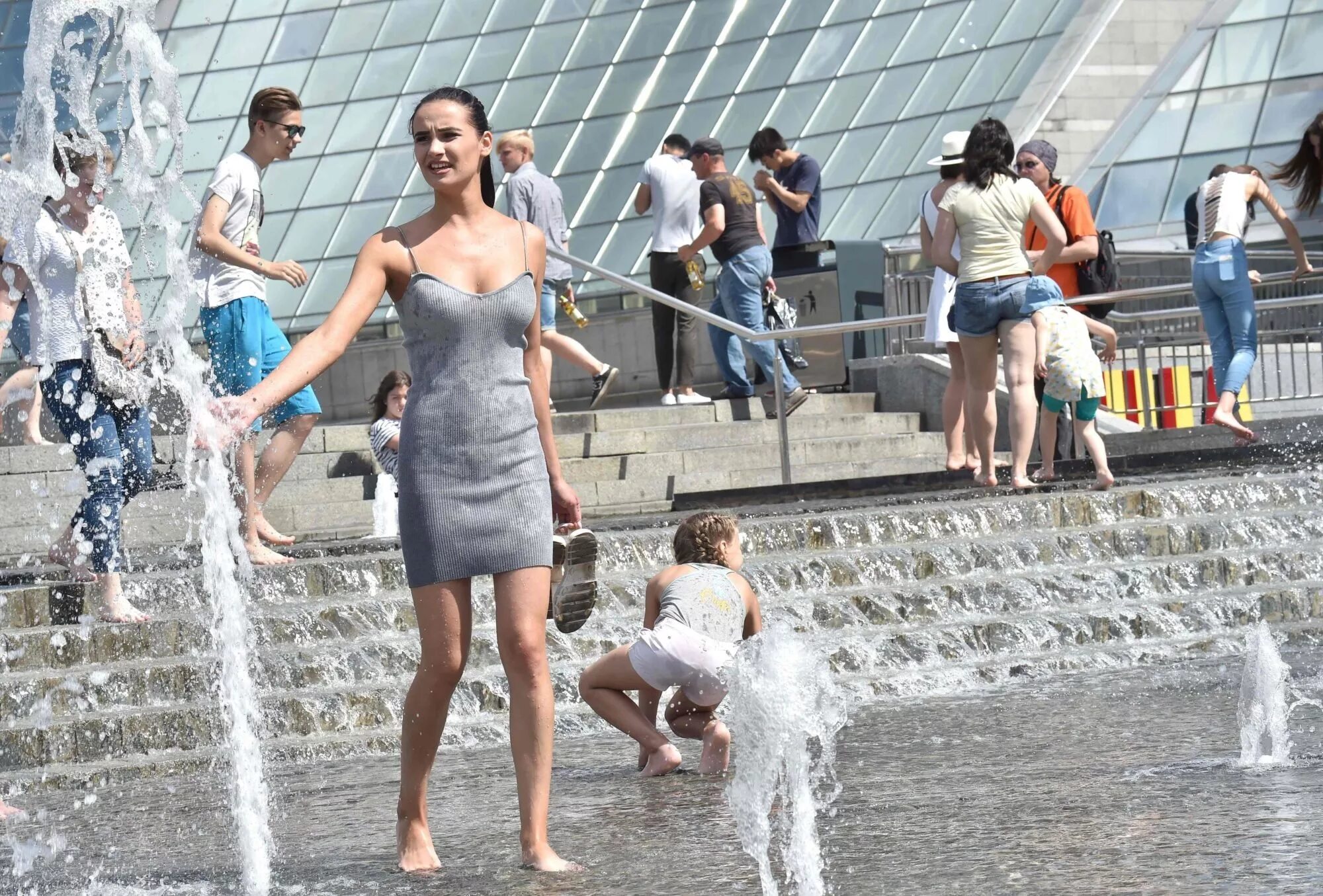 Душно и влажно. Девушки в жару. Девчонки летом в жару. Лето жара девушки. Девушки летом в жару.