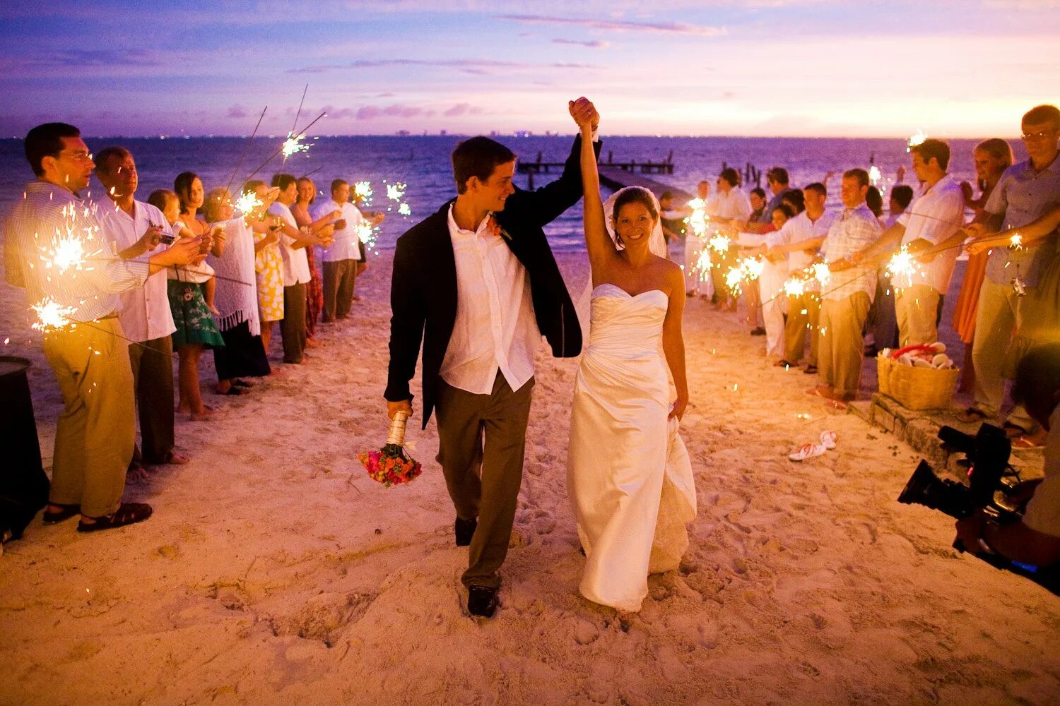 Где встретить. Свадебная церемония на закате. Свадьба на пляже на закате. Свадебная церемония на пляже на закате. Свадьба на пляже вечером.