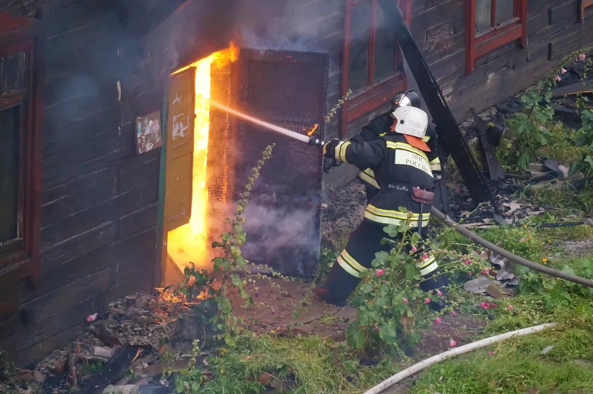 Мчс ликвидация чс. Мчс спасает. Спасатели мчс россии. Профессия спасатель. Учения мчс.