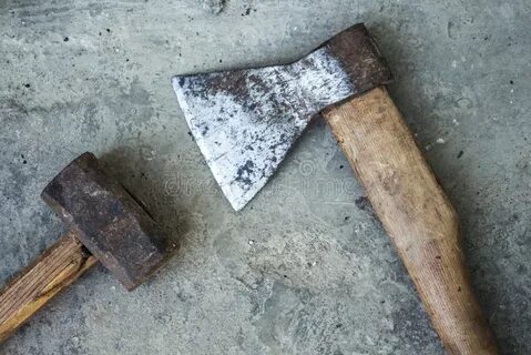 По металлической трубе ударили молотком