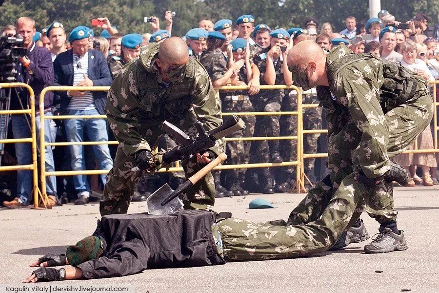 Показательные выступления сегодня. Показательные выступления ВДВ. День ВДВ показательные выступления. Выступление десантников. Десант показательные выступления.